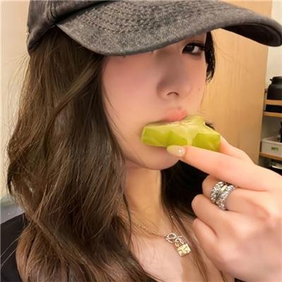 与红色中国人一起看电视